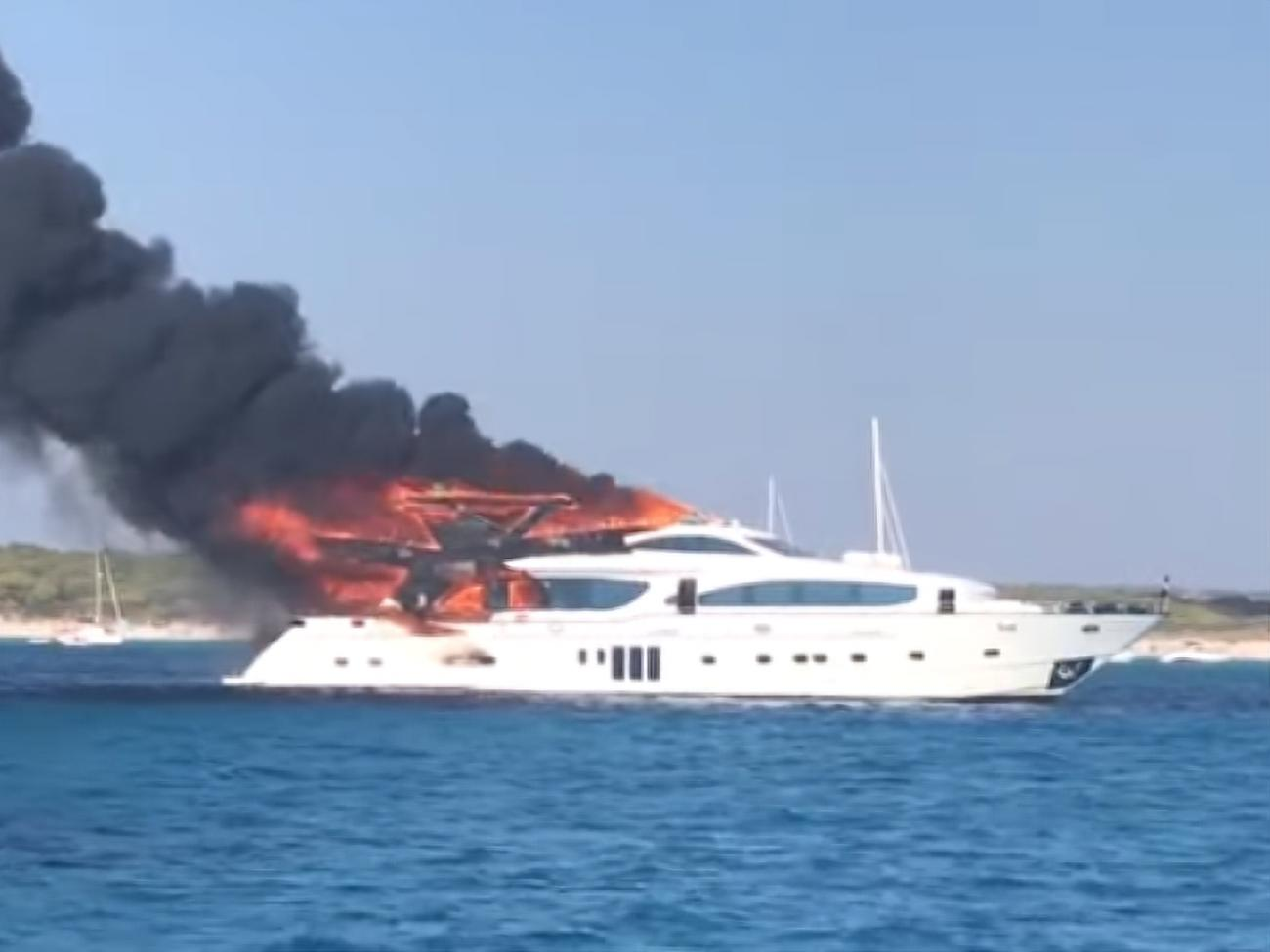 Яхта сгорела дотла и затонула