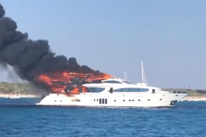 Яхта згоріла дотла і затонула