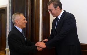 Вучич (на фото справа) на встрече с российским послом обсудил подписание соглашения с ЕЭС