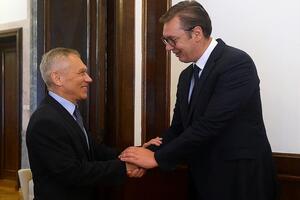 Вучич (на фото праворуч) на зустрічі з російським послом обговорив підписання угоди з ЄЕС