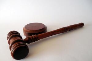 Адвокат сказал, что судья продлил арест мужчинам "по собственной инициативе"