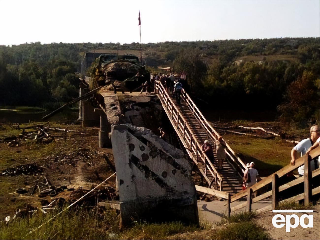 Міст у Станиці Луганській підривали кілька разів, на його місці звели тимчасові дерев'яні споруди