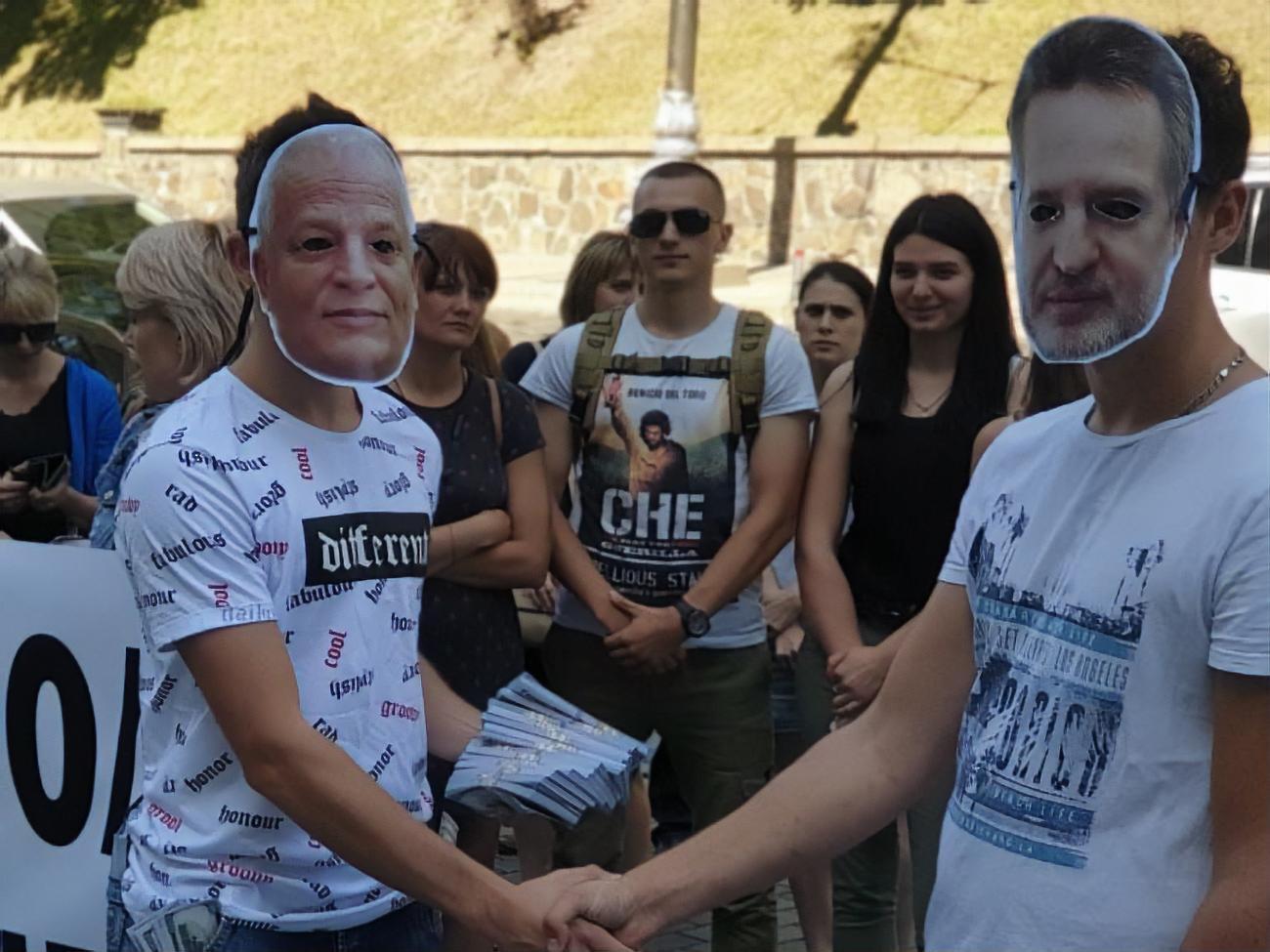 Кубива и Фирташа изображали сами активисты