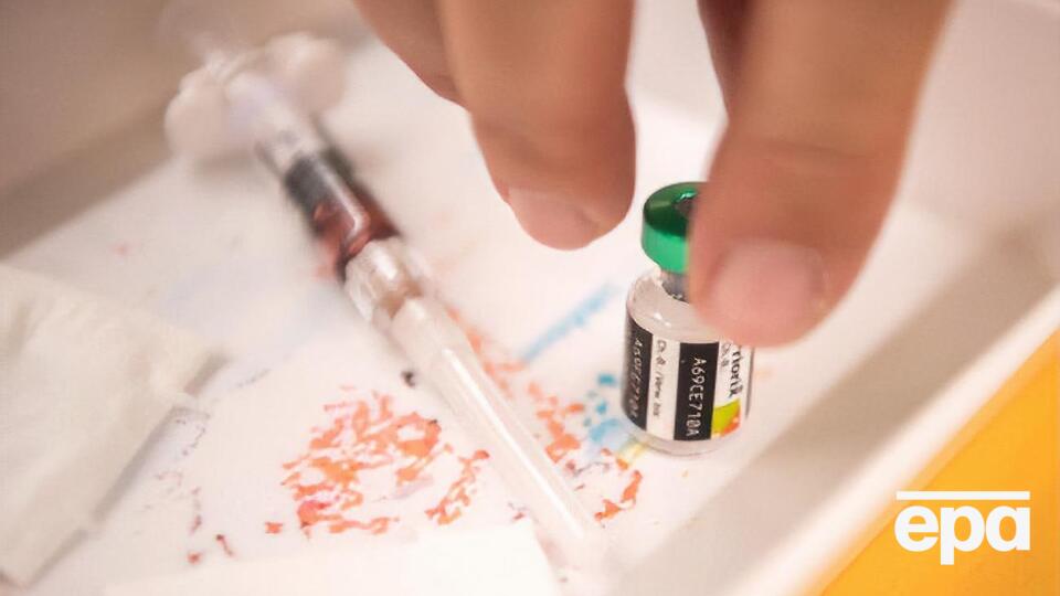 Специфического лечения кори нет, вакцинация – это единственная надежная защита от кори