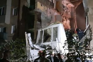 В 6.05 спасатели обнаружили под завалами одного погибшего