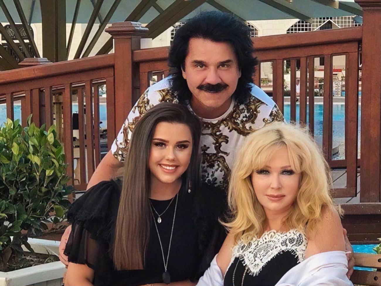 Дочь Зибровых Диана (на фото слева) организовала церемонию