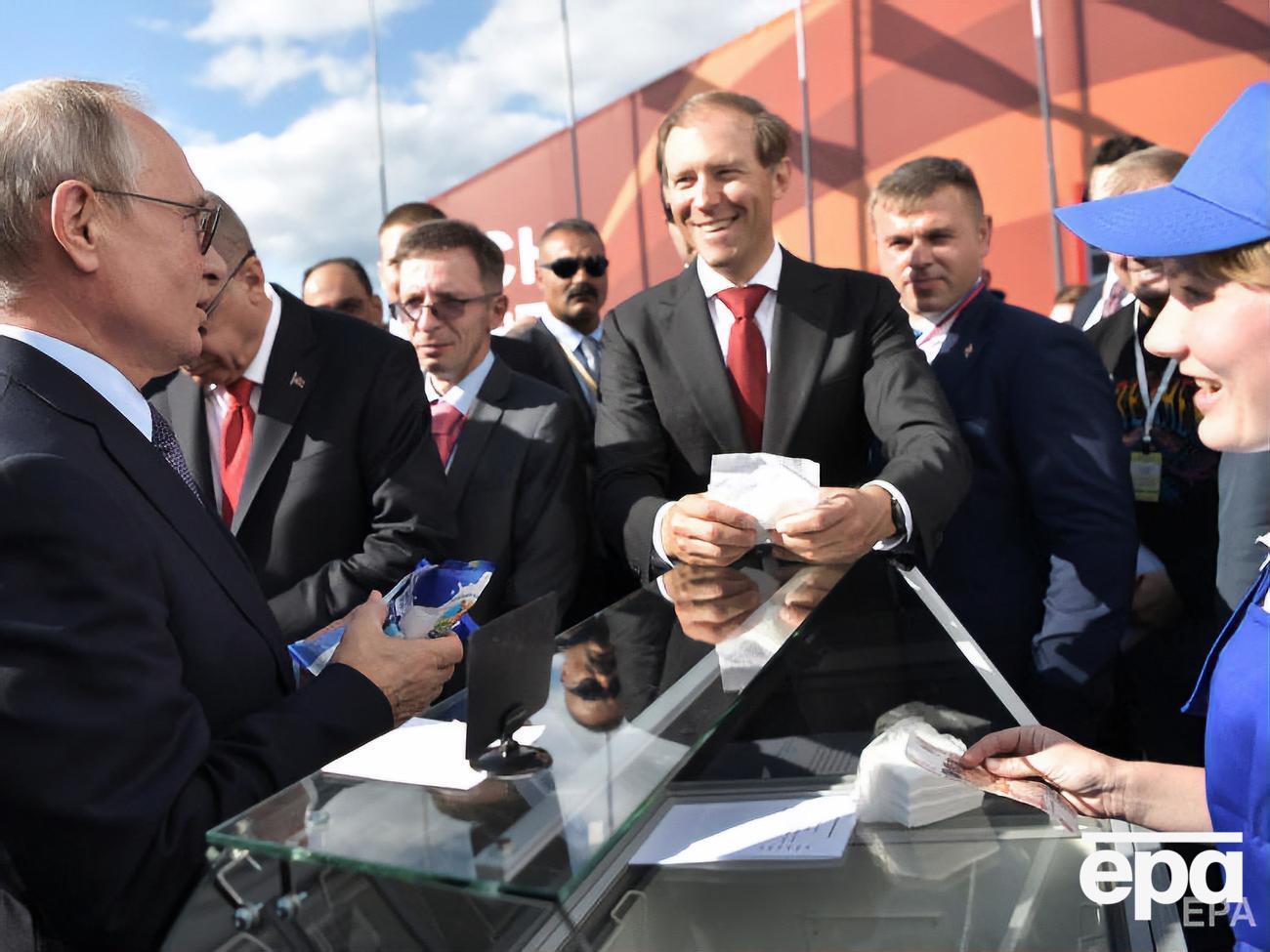 Оба раза за прилавком стояла одна и та же женщина