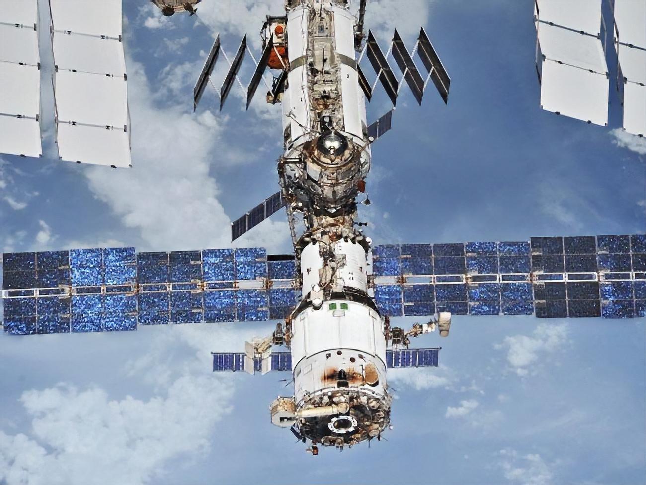 К МКС теперь пришвартованы два корабля "Союз"