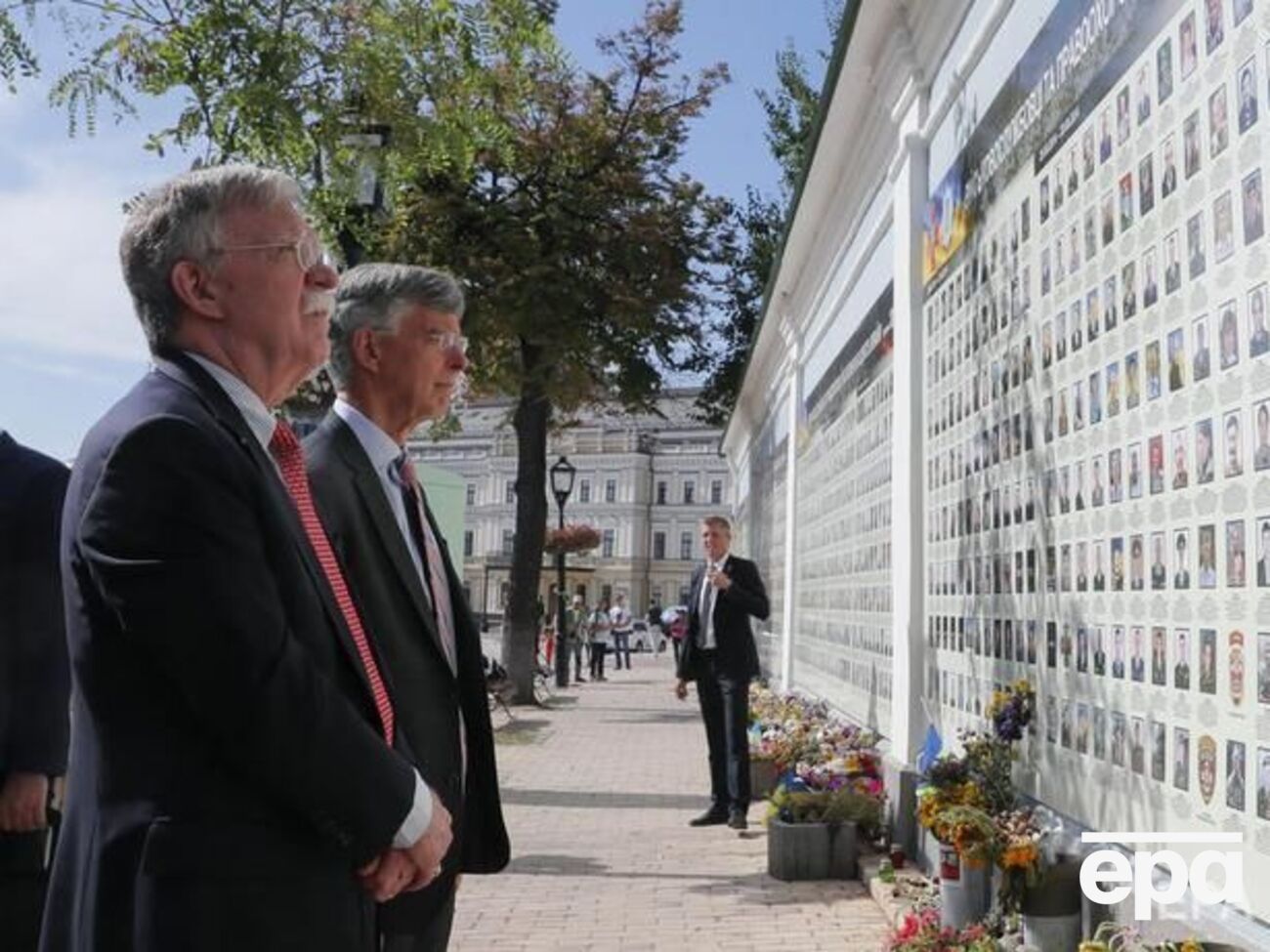 Болтон приезжал в Украину