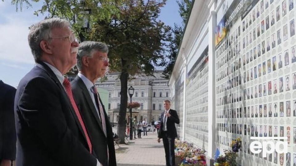 Болтон приїжджав до України