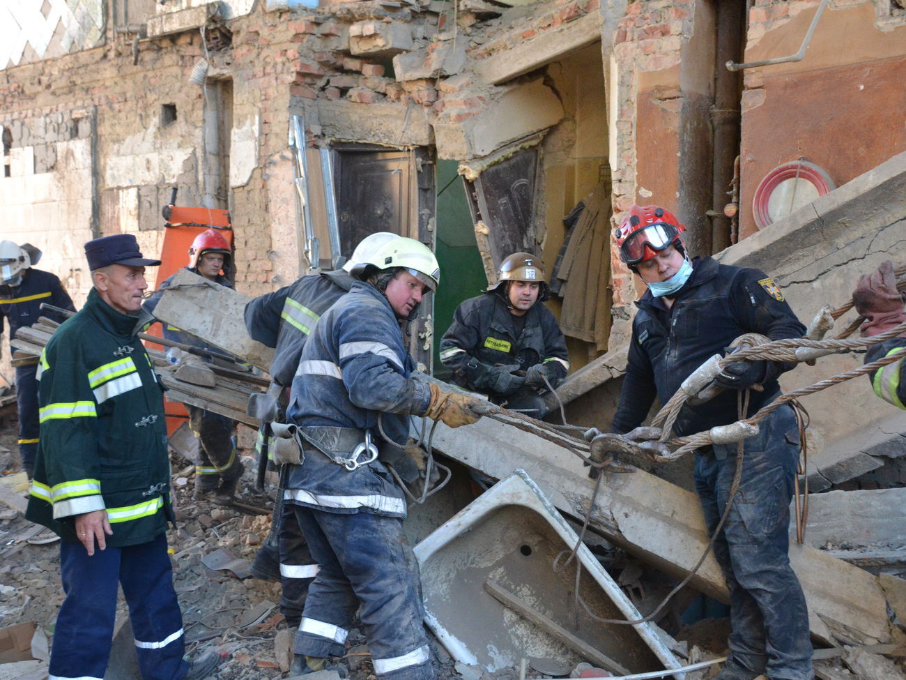 Із-під завалів дістали тіла восьми загиблих