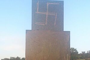 Фото оскверненного памятника опубликовал директор Украинского еврейского комитета Эдуард Долинский