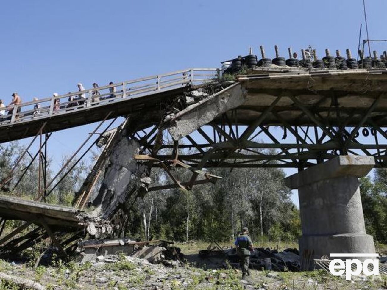 Оліфер підкреслила, що демонтаж фортифікаційних споруд і прапора бойовиків є необхідною умовою для початку відновлення мосту