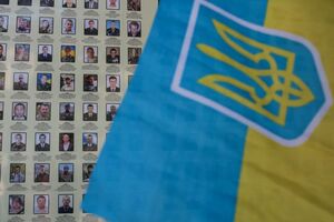 В Киеве почтили память погибших в боях за Иловайск. Фоторепортаж