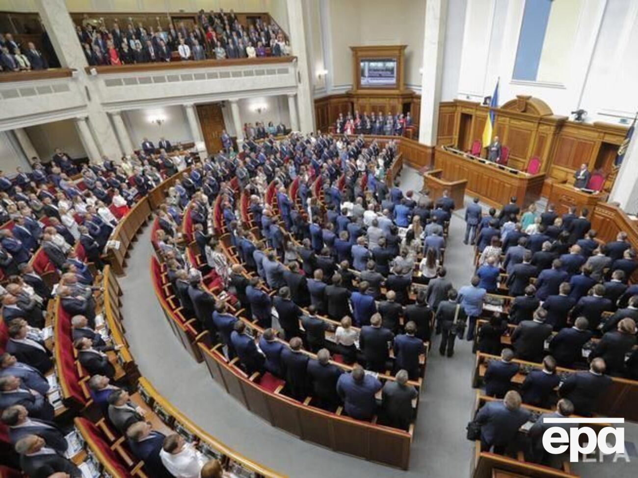 Щоб затвердити зміни в цілому, за проєкт закону на наступній черговій сесії має проголосувати не менше ніж 300 депутатів