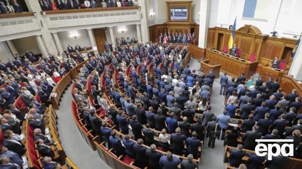 Щоб затвердити зміни в цілому, за проєкт закону на наступній черговій сесії має проголосувати не менше ніж 300 депутатів