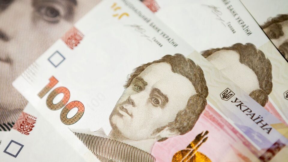 С начала лета 2019 года гривна по отношению к доллару подорожала почти на 2 грн