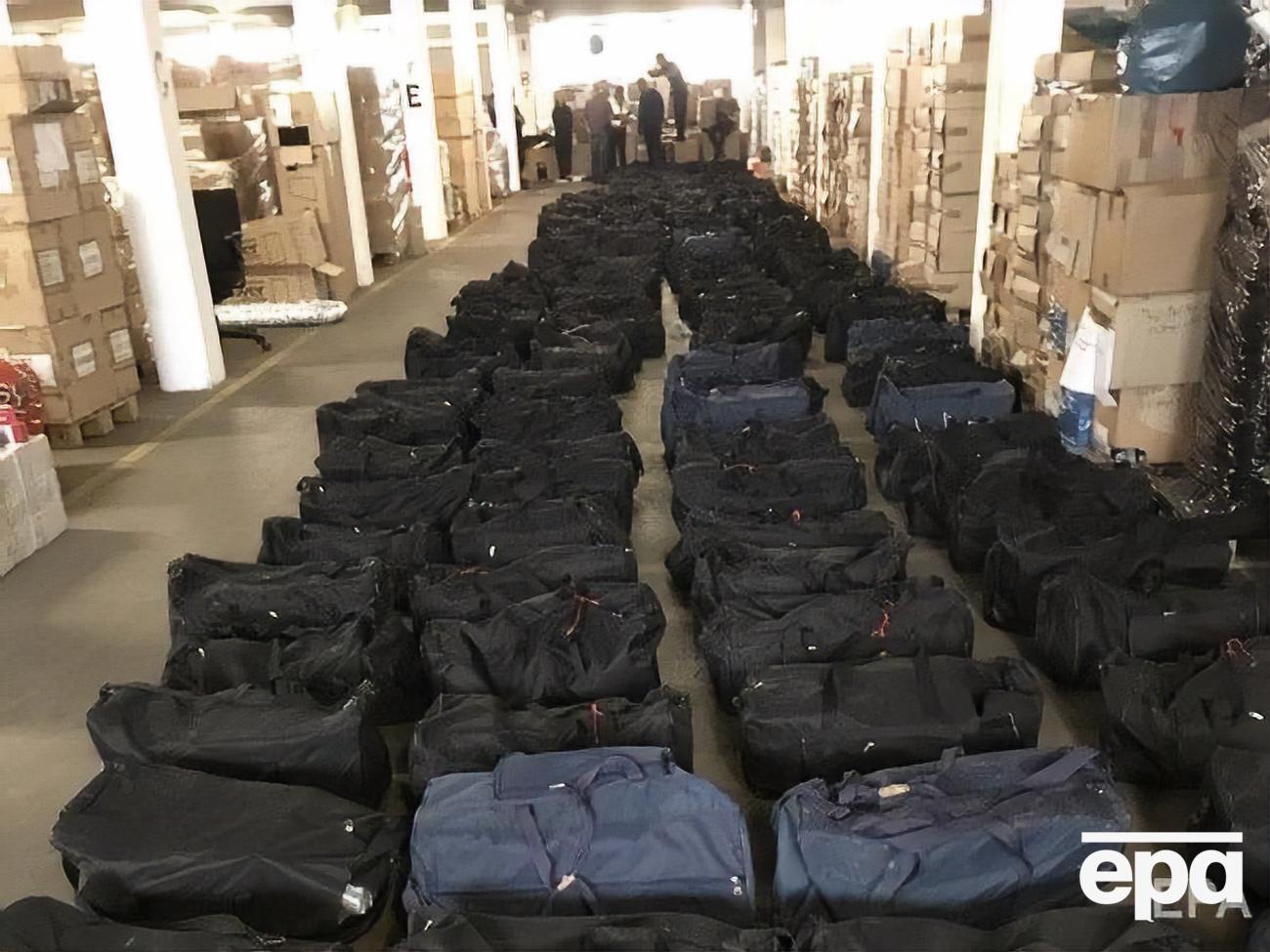 Пакеты с наркотиками перевозили в 211 спортивных сумках