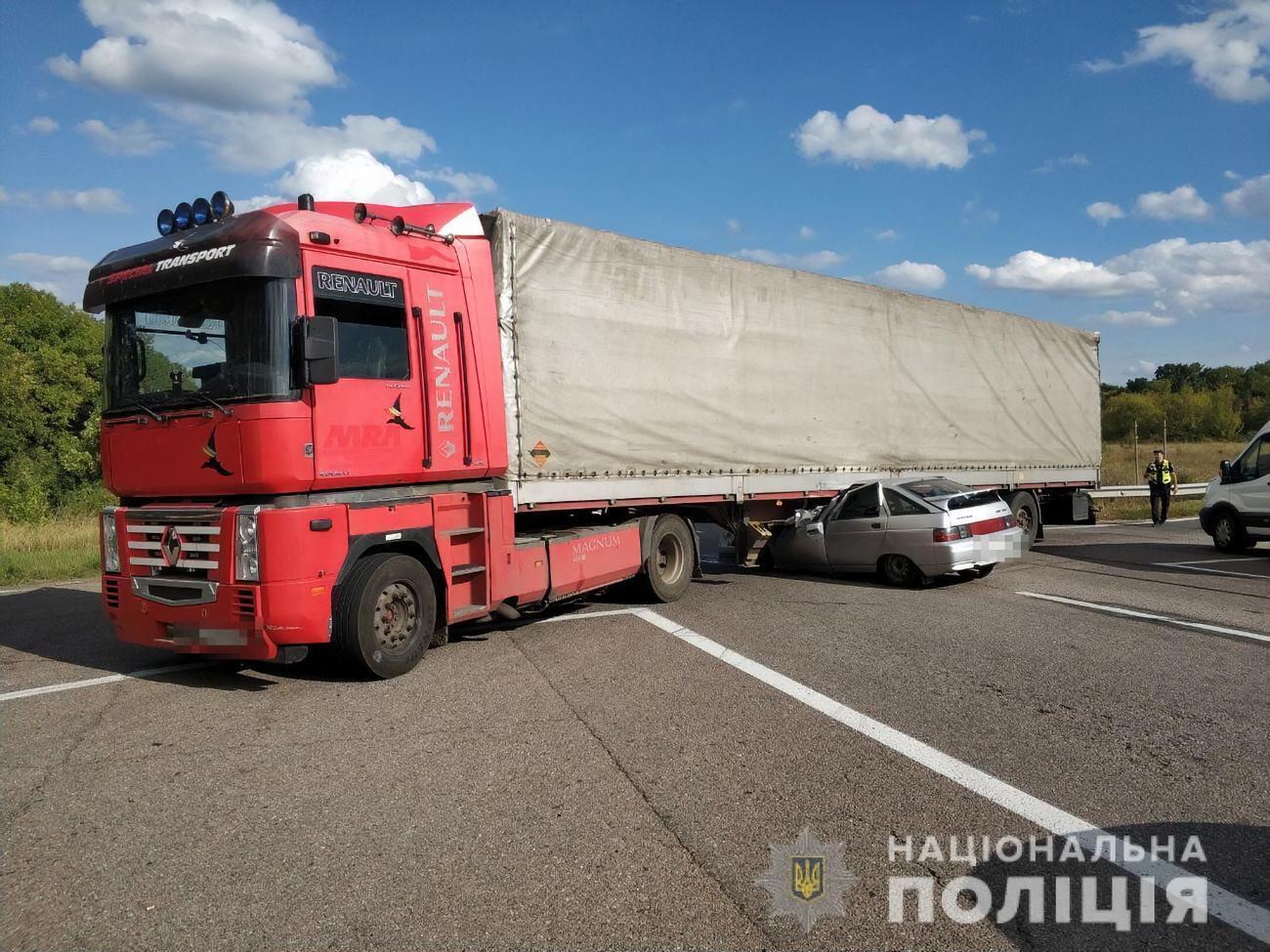 Водитель фуры травмирован