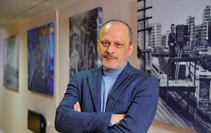 Аласания на звонки не отвечает