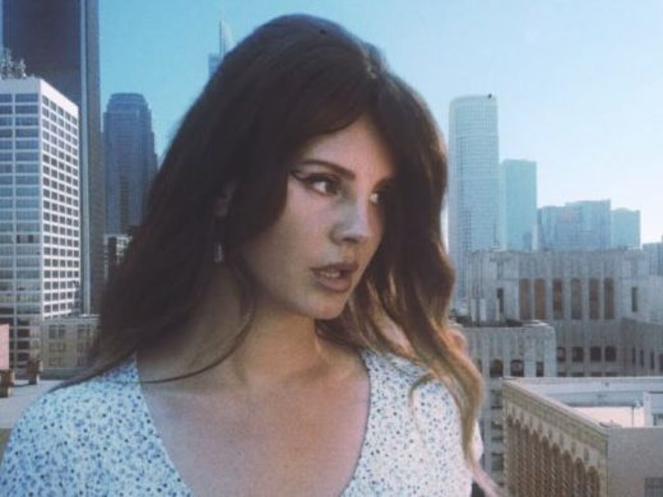 Лана Дель Рей предстала в роли женщины-великана