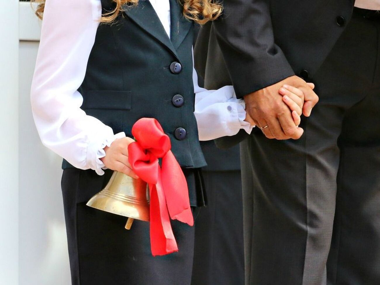 Колокол до сих пор используется на Празднике первого звонка