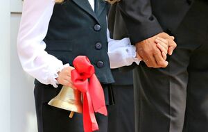 Колокол до сих пор используется на Празднике первого звонка