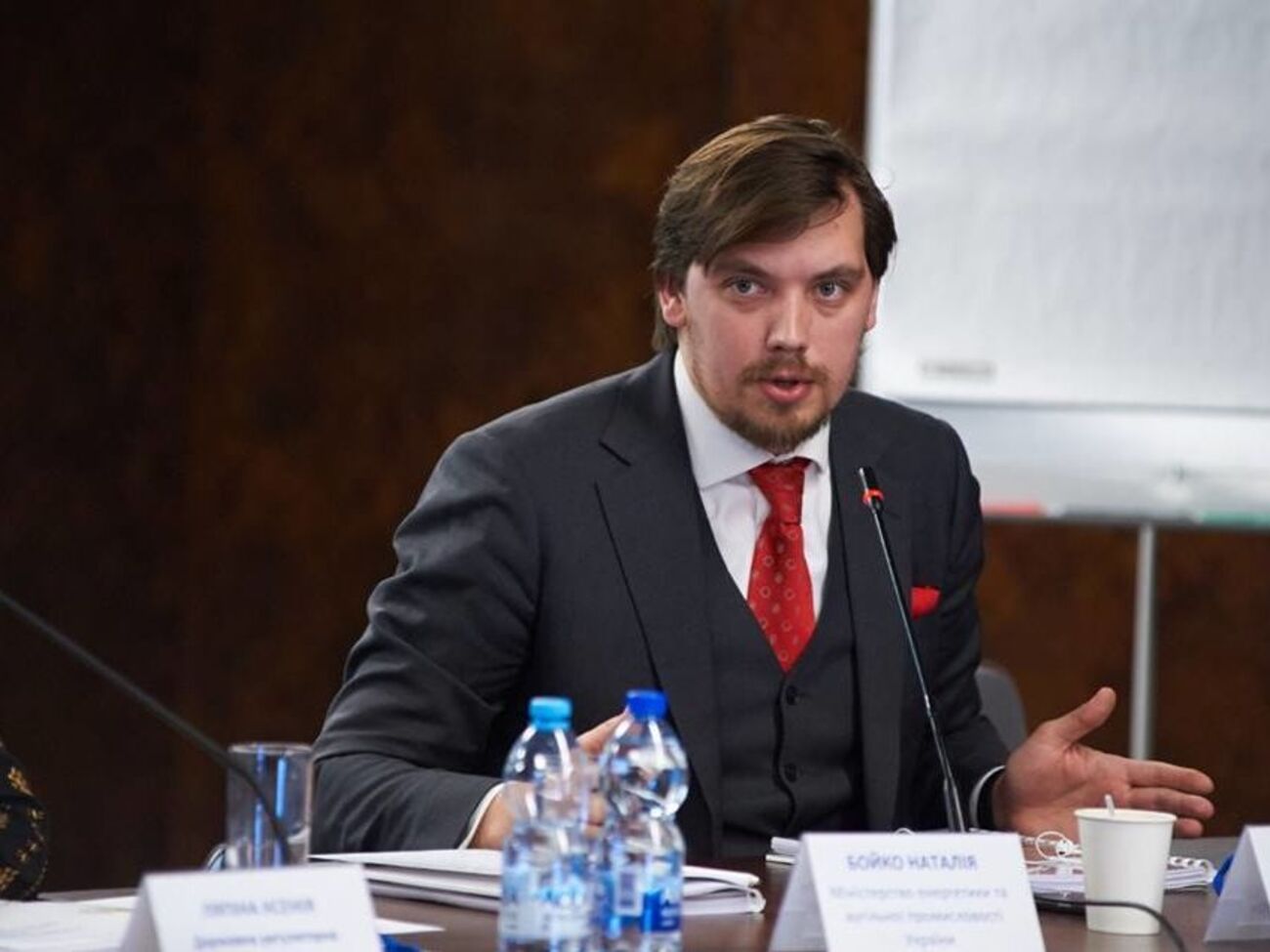 Гончарук зазначив, що не хоче поки що коментувати ситуацію публічно