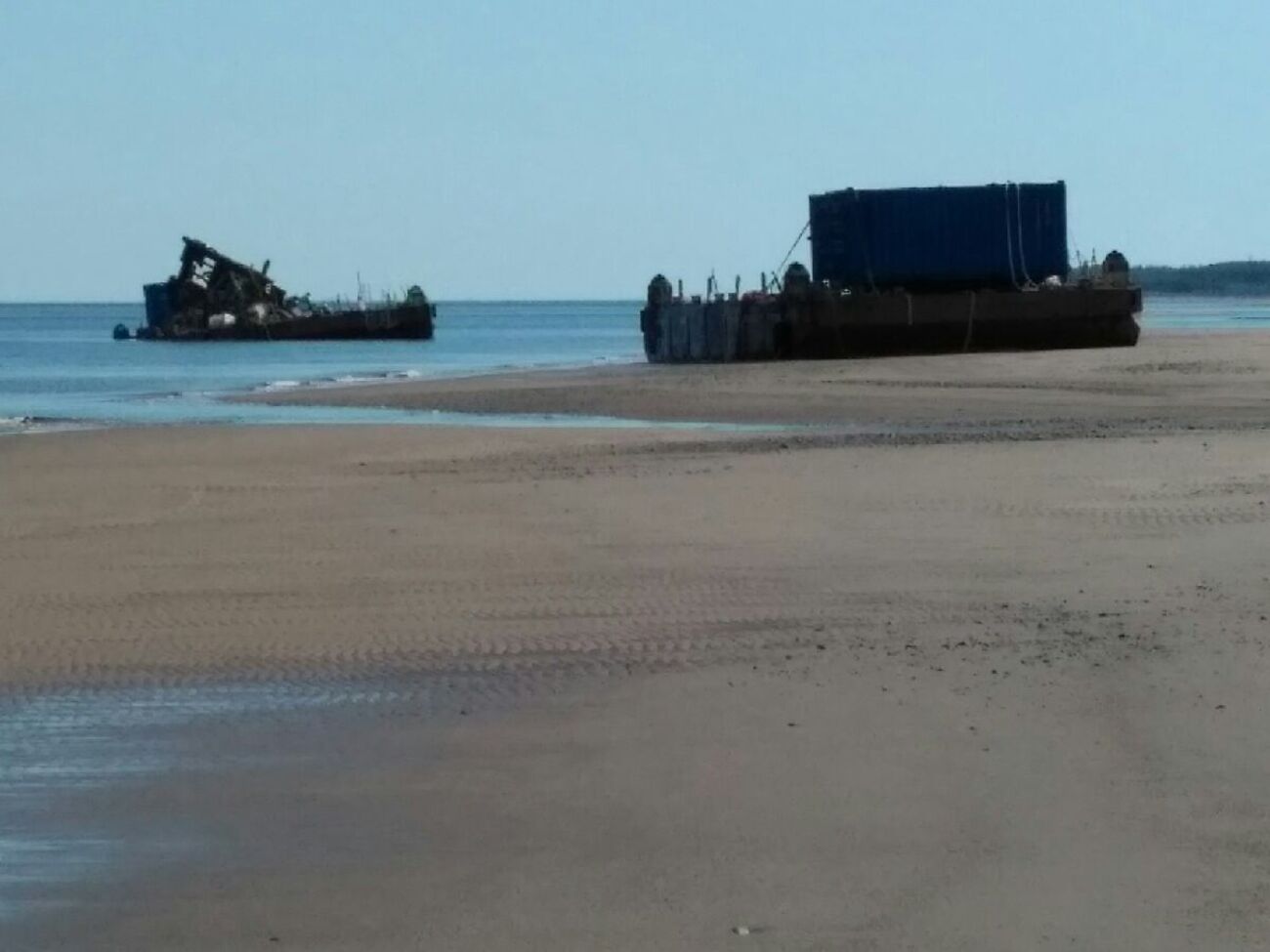 Понтон, на который, вероятно, планировалось поместить поднятую со дна ракету, полузатоплен