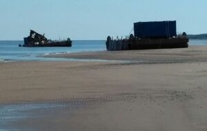 Понтон, на который, вероятно, планировалось поместить поднятую со дна ракету, полузатоплен