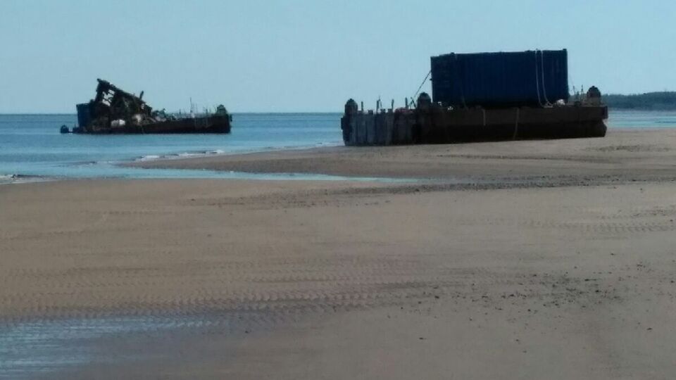 Понтон, на который, вероятно, планировалось поместить поднятую со дна ракету, полузатоплен