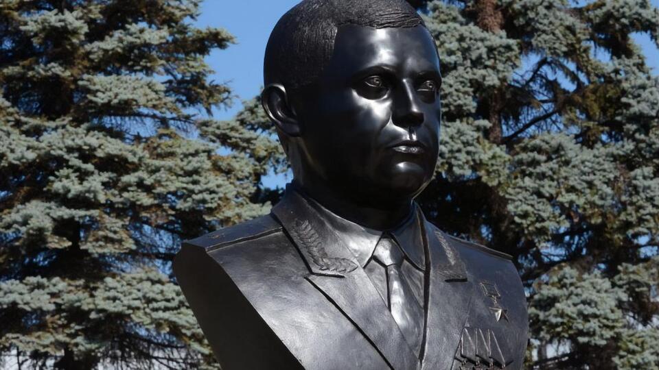 Погруддя встановили на "Алеї героїв" у парку імені Ленінського комсомолу