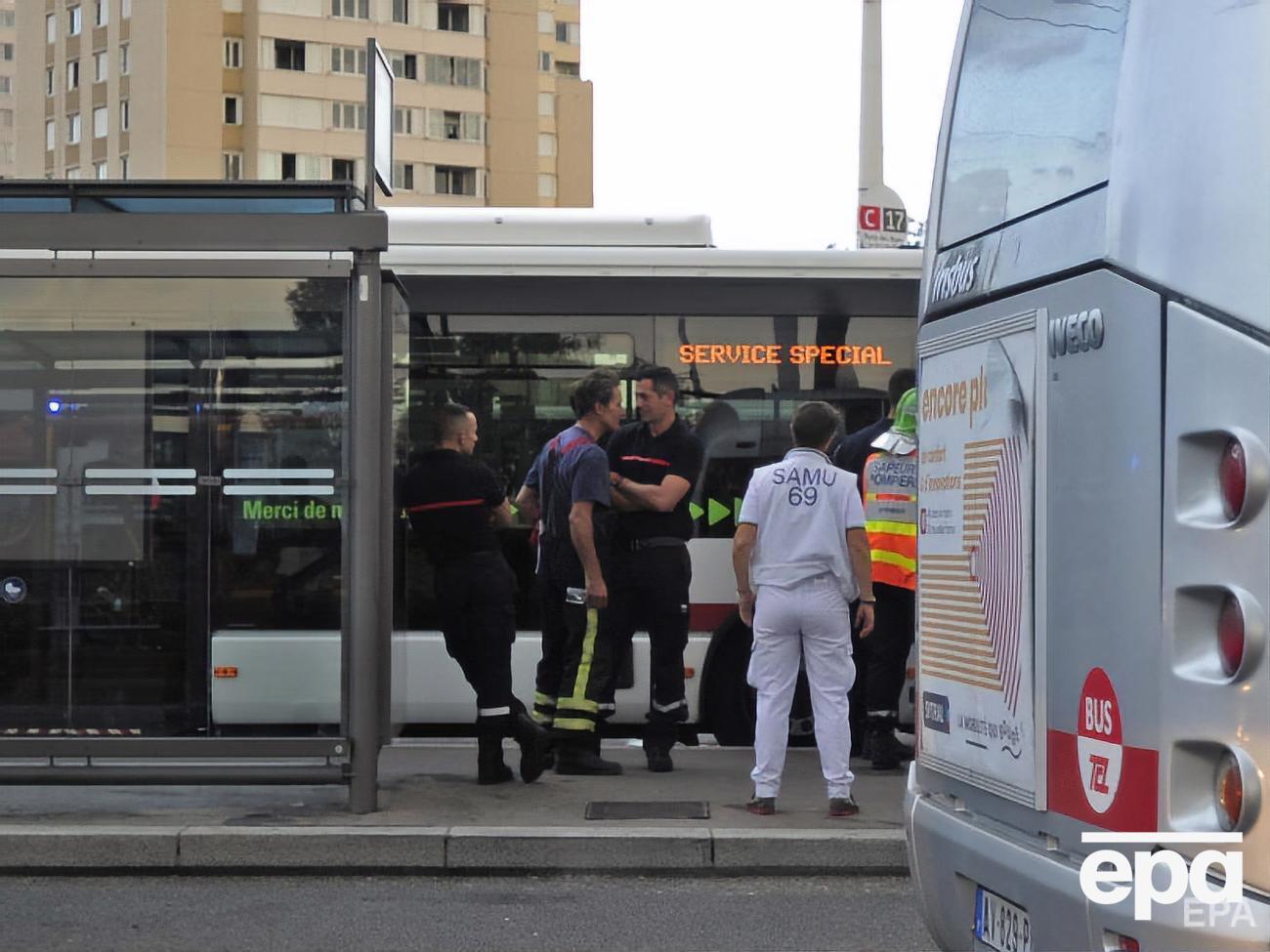 Напад стався на зупинці громадського транспорту