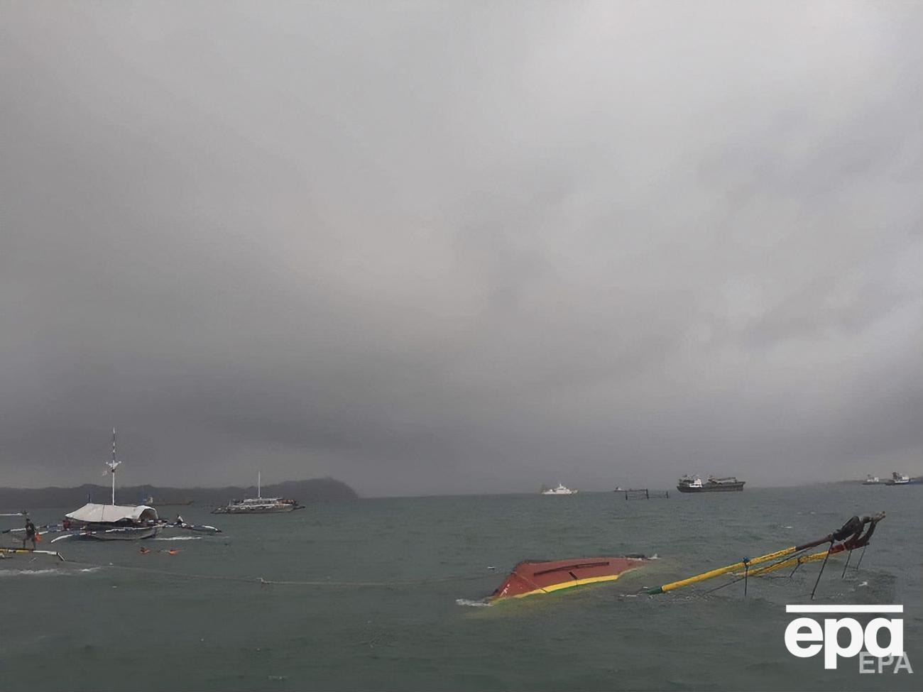 Поисковая операция в районе кораблекрушения продолжается