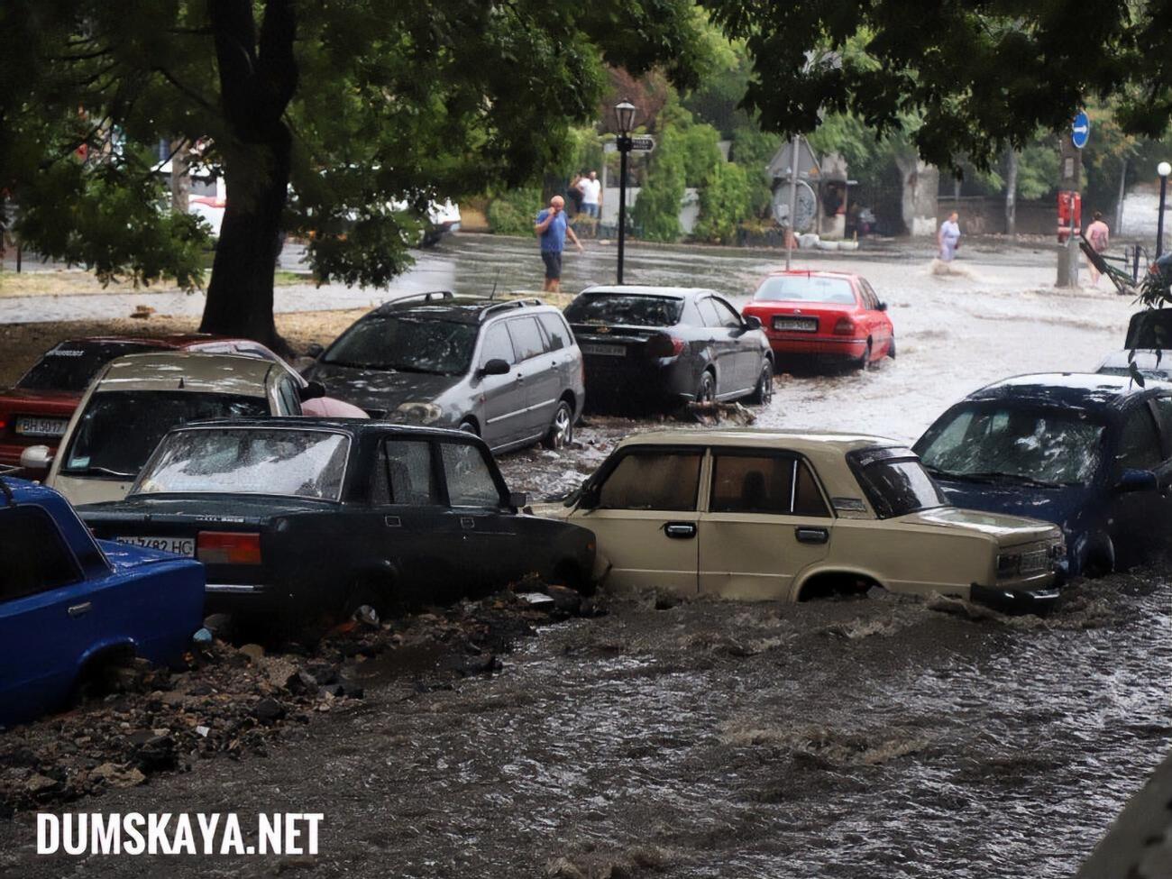 Потоки дощової води змили припарковані на одній із вулиць у центрі Одеси машини
