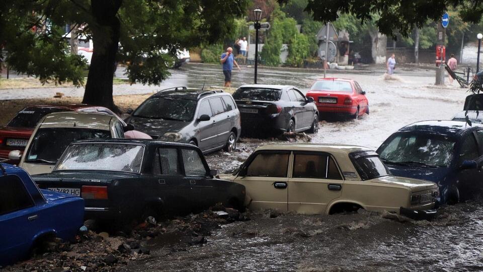 Потоки дождевой воды смыли припаркованные на одной из улиц в центре Одессы машины