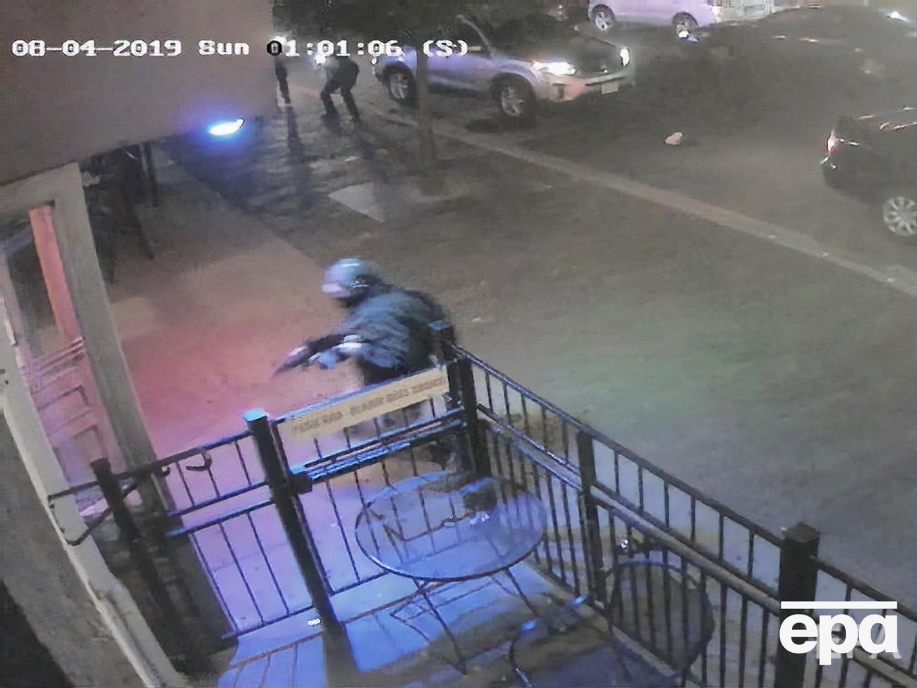 Полицейские застрелили Беттса (в капюшоне, с винтовкой)