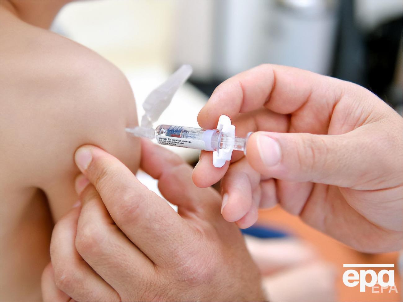 Минздрав отмечает, что одна прививка снижает риск заболеваемости и тяжелого течения болезни в течение всего сезона
