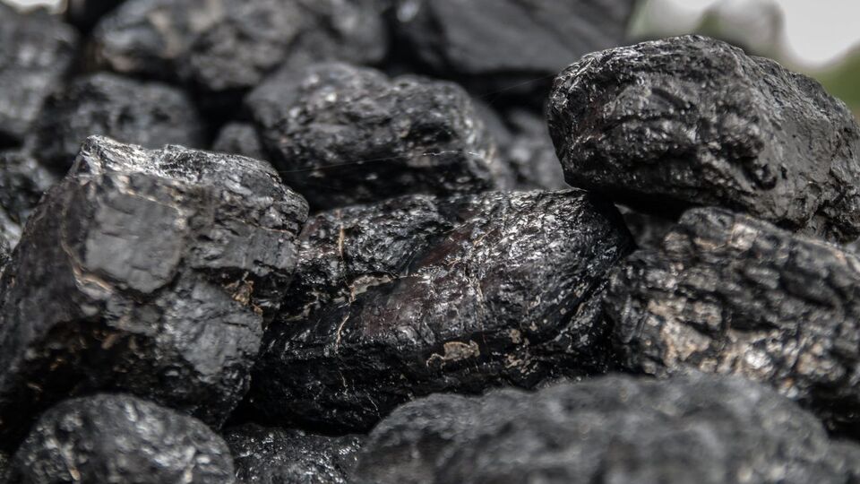 Многие компании значительно сократили или остановили поставки угля в Украину, указано в данных ЦДУ ТЭК