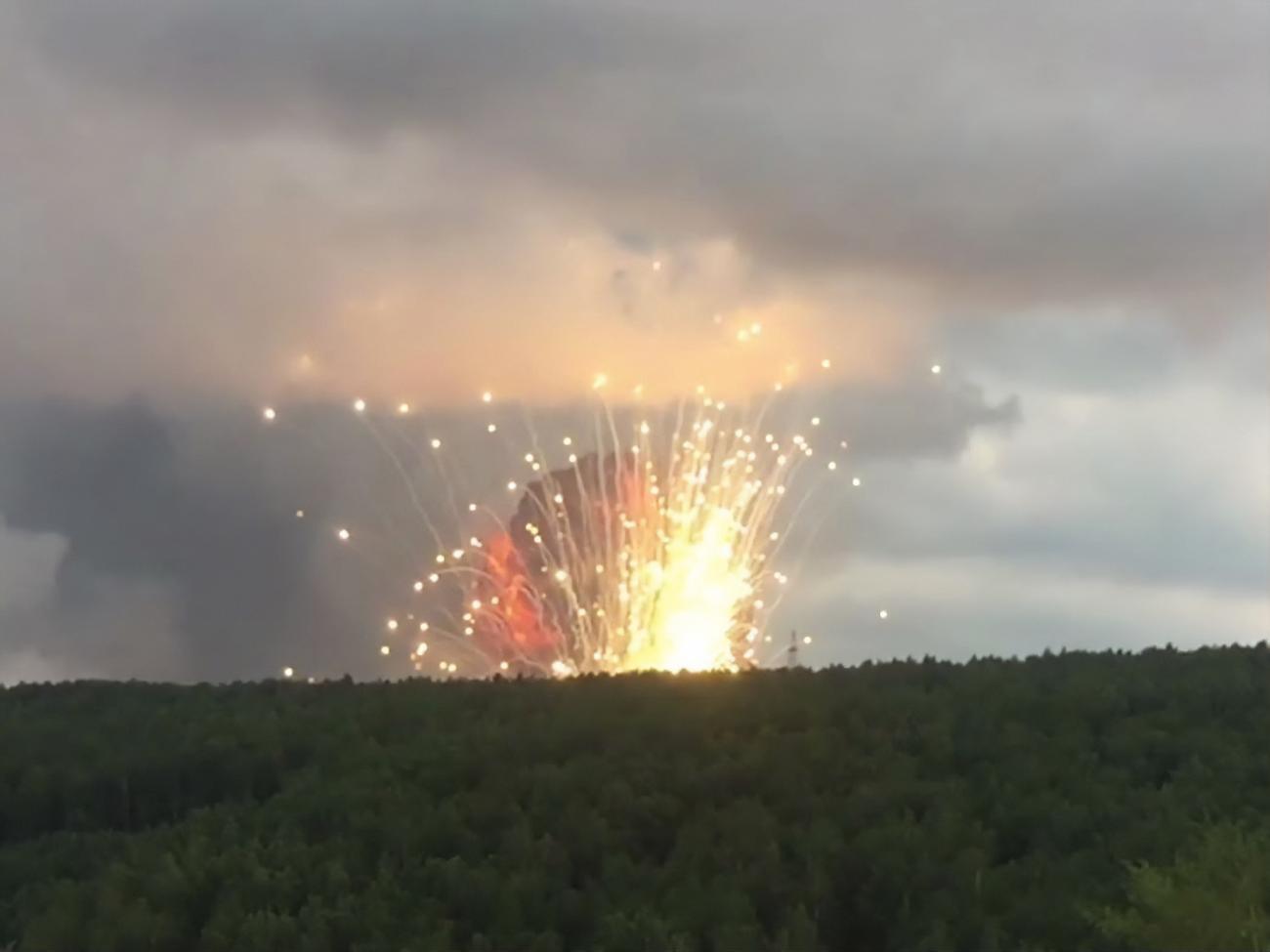 За словами військових, вибухи розпочалися у сховищі порохових зарядів до артилерійських боєприпасів