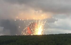 За словами військових, вибухи розпочалися у сховищі порохових зарядів до артилерійських боєприпасів