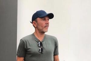 Шнуров: Тогда, я помню, первый раз мы крепко пили студентами вино в параднике. Аккомпанировал певец по кличке Вилли