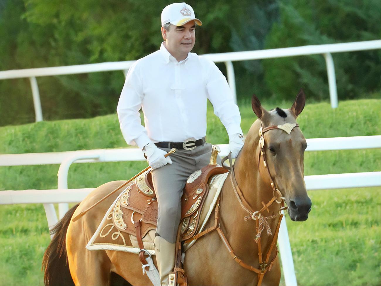 Бердымухамедов в отпуске, кроме прочего, ездит верхом на лошади