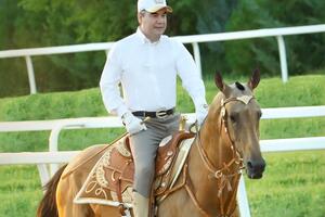 Бердымухамедов в отпуске, кроме прочего, ездит верхом на лошади