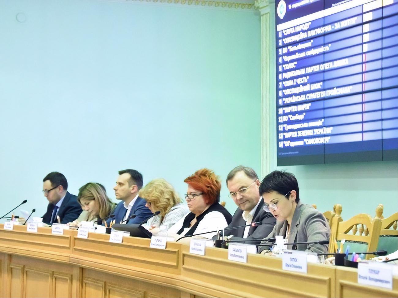 ЦВК, яка слугує фальсифікаторам і заплющує очі на порушення прав громадян, не має більше працювати, заявили в "Опозицийній платформі"