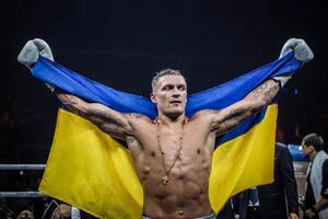 Усик ранее выступал в тяжелом весе