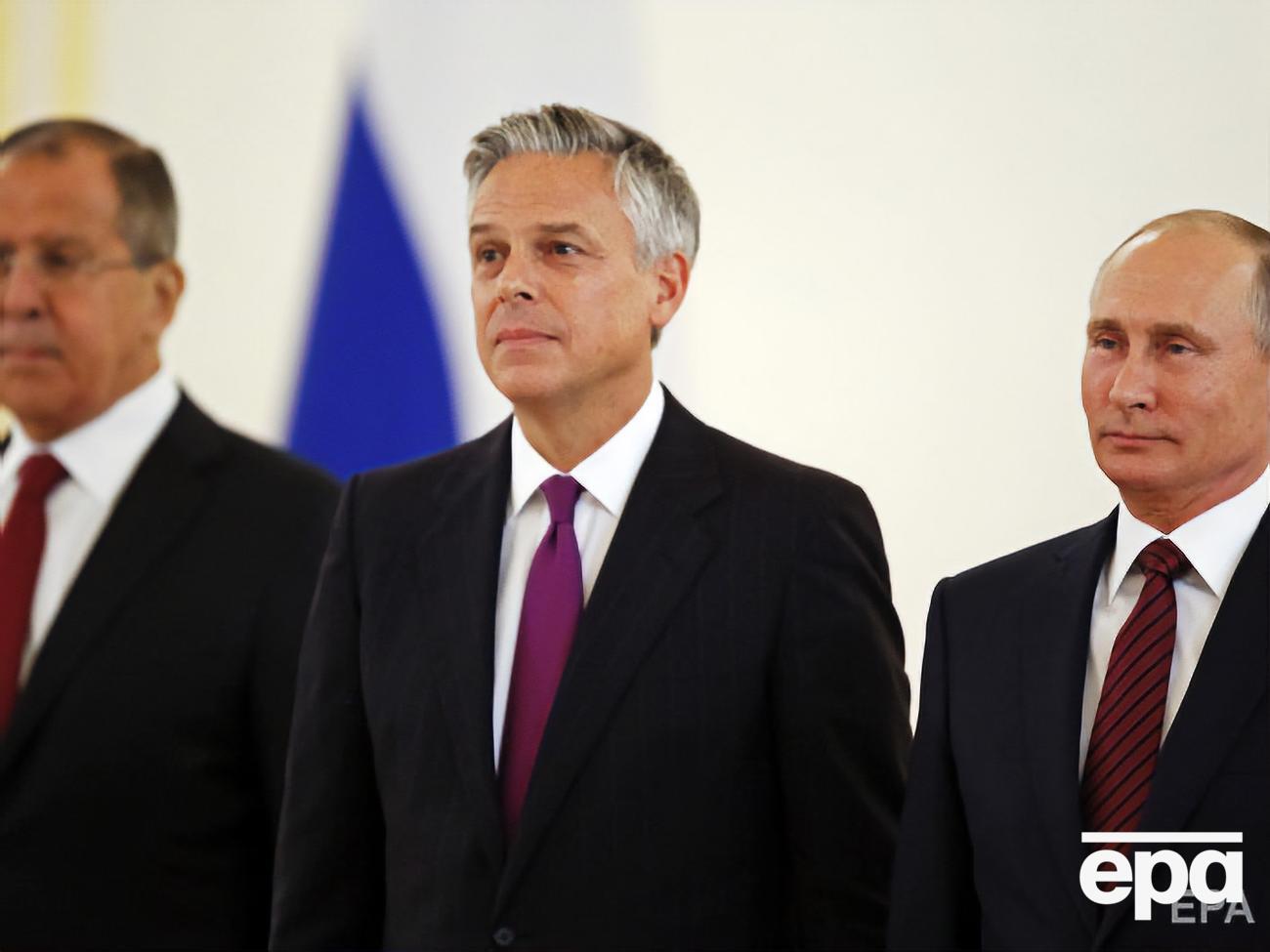 Хантсман (в центре) был назначен послом США в России в 2017 году