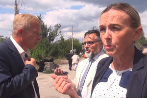 Копцева и Дейнего (справа) перешли через мост в Станице Луганской