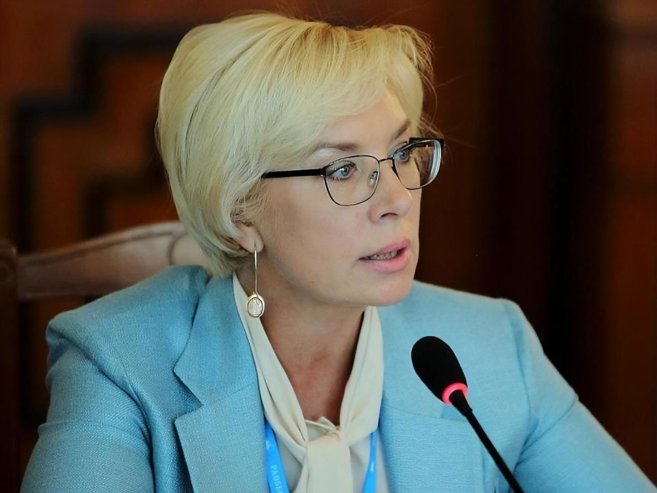 Денисова отказалась говорить с журналистами перед допросом