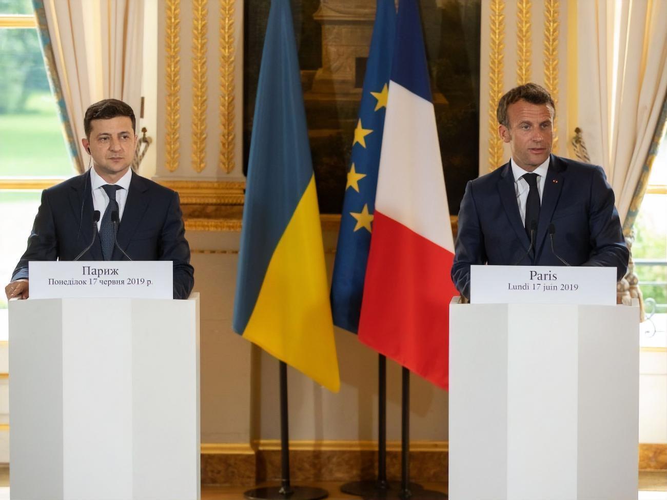 Зеленский проинформировал Макрона о своем телефонном разговоре с президентом РФ Владимиром Путиным